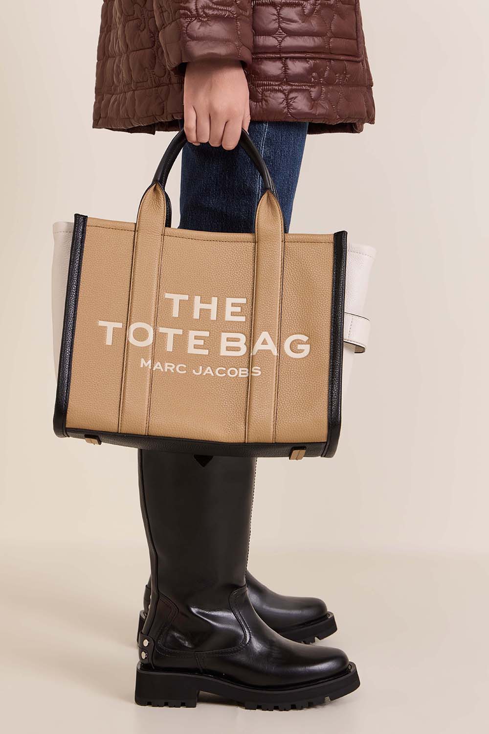 תמונת כל הלוק של תיק טוט מדיום